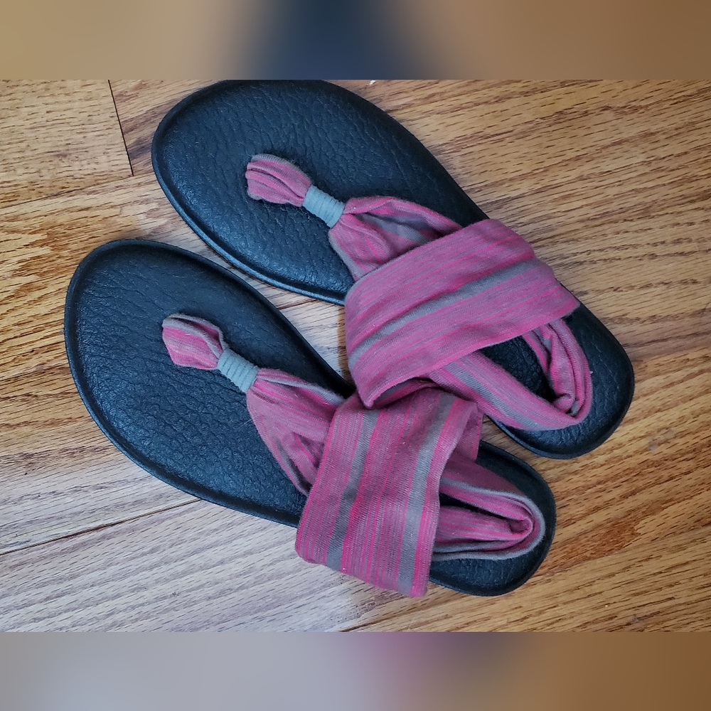 Sanuk yoga sandals